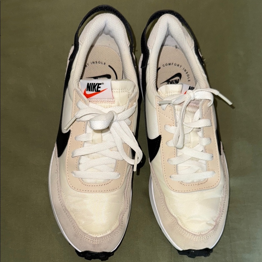 Nike White and Black Athletic Shoes with Vintage Design